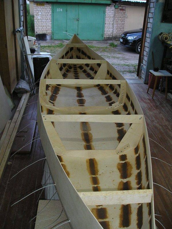 Почти любая технология изготовления лодки из фанеры предполагает проклейку швов для их герметизации