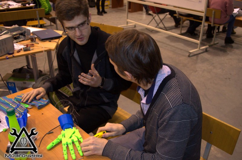 Рука робота своими руками. Управляемая механическая рука и перчатка. Школа FabLab. Самоделки (www.mozgochiny.ru) - 001 (21)