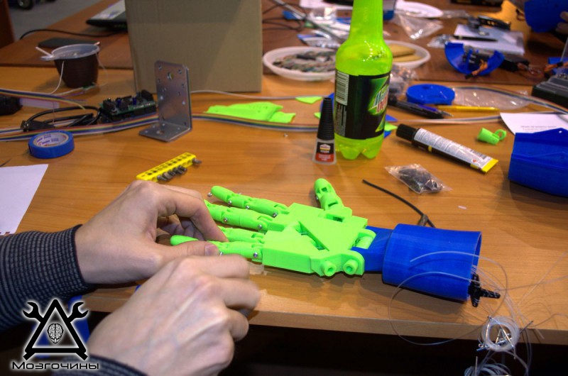 Рука робота своими руками. Управляемая механическая рука и перчатка. Школа FabLab. Самоделки (www.mozgochiny.ru) - 001 (22)