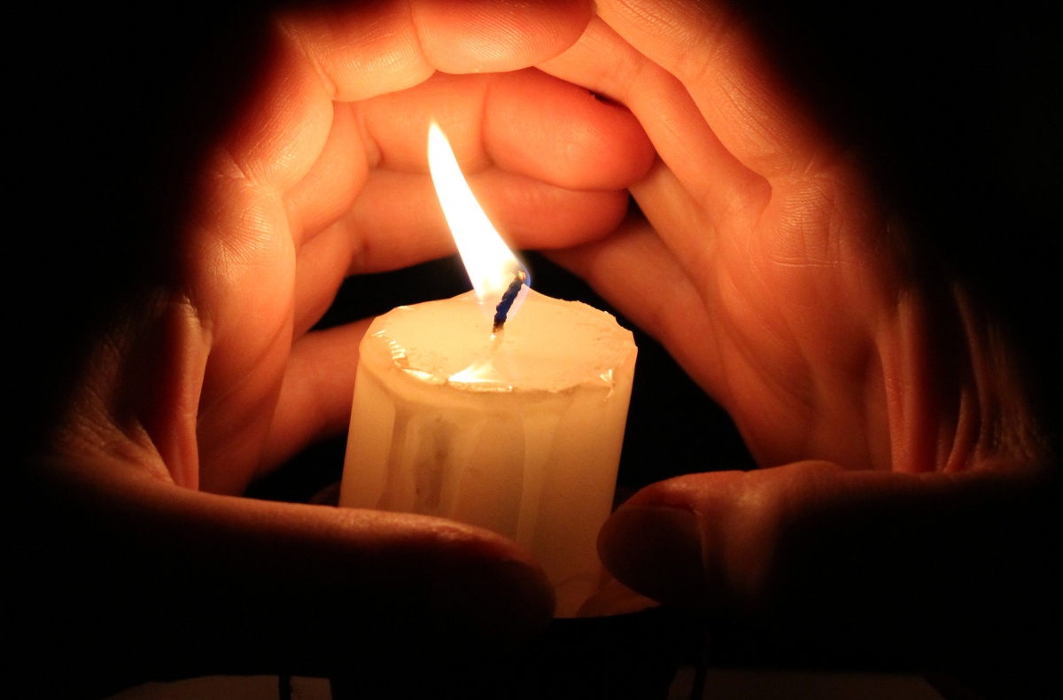 Зажженная свеча в руках