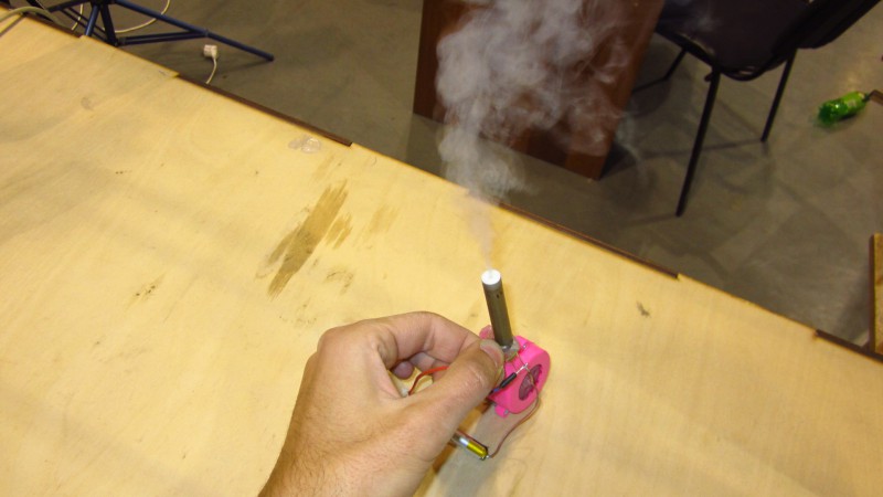 Как сделать портативный дымогенератор для фокусов своими руками - www.mozgochiny.ru (8)