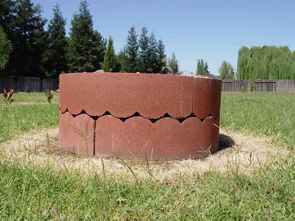 kak-sdelat-ochag-iz-betonnyih-bordyurov-dlya-derevev4