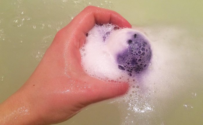 Способ применения бурлящего шара для ванны