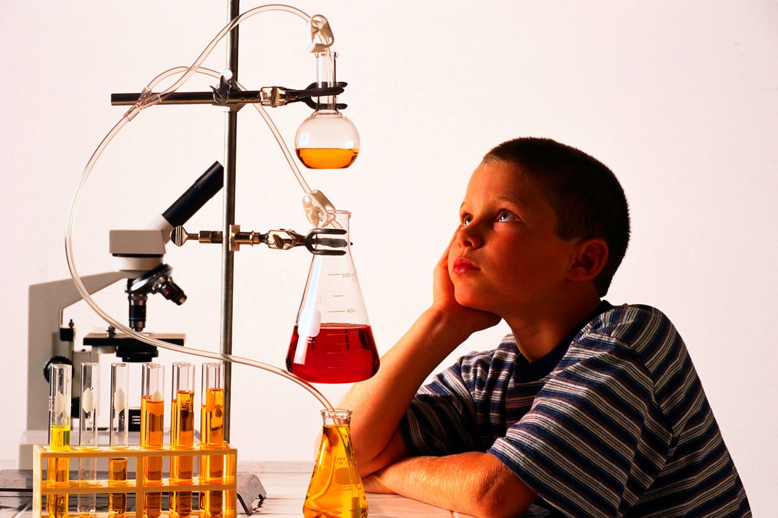 Наука в жизни детей. Химия это наука. Химический эксперимент. Химия эксперименты. Наблюдение в химии.