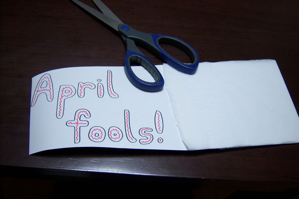 Какую шутку сделать на 1 апреля. Приколы из бумаги на 1 апреля. Бумажные шутки на 1 апреля бумажные. Прикольные подарки на 1 апреля. Туалетная бумага на розыгрыш.