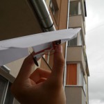 Как сделать управляемый бумажный самолетик