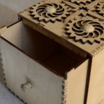 Деревянная коробка с потайным механическим замком