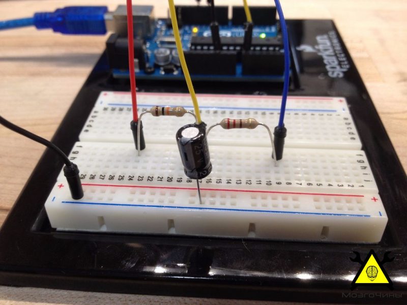 Ардуино сопротивление. Конденсатор ардуино. Измеритель ёмкости конденсаторов на ардуино. Измеритель ёмкости аккумуляторов на ардуино. Измерить сопротивление при помощи ардуино.