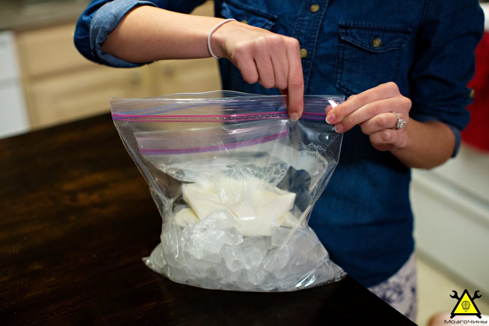 Клала в пакет. Мороженое в пакете с солью. Ice Cube Salt. The is Ice Cream in the Bag. Кладут в пакет шарики против увлажнения.